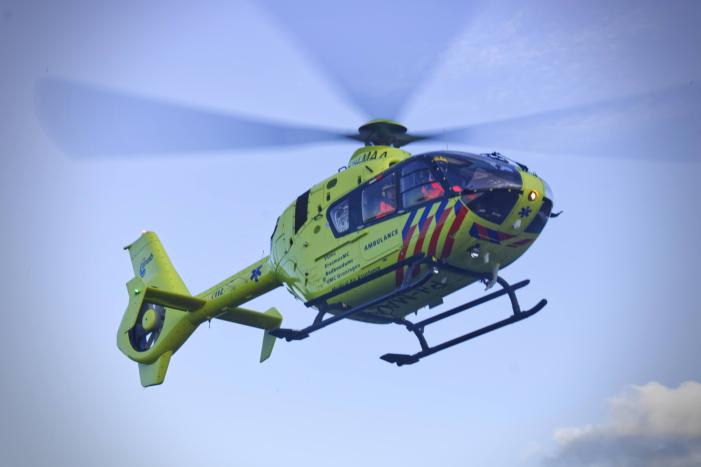 Auto slaat over de kop de berm in