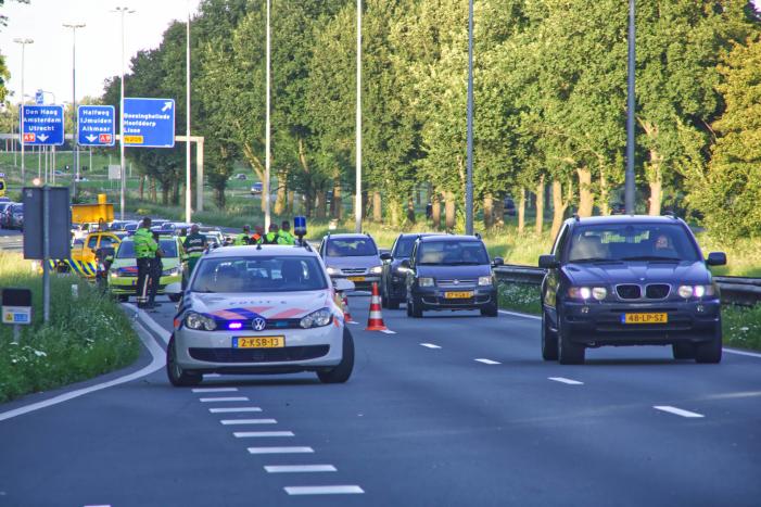 Auto slaat over de kop de berm in