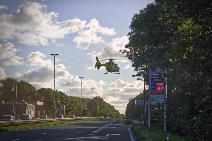 Auto slaat over de kop de berm in