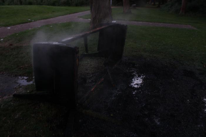 Bankje in brand gestoken