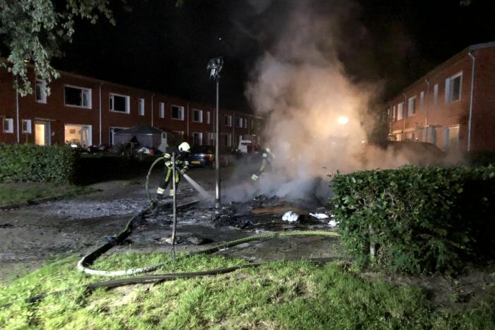Stapel grofvuil laat lantaarnpaal branden