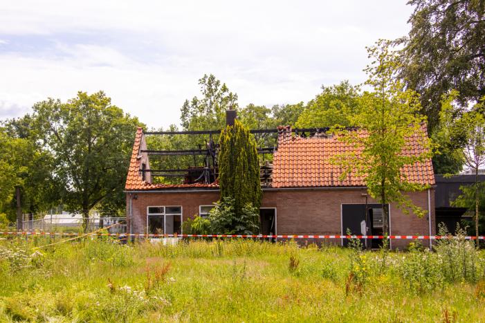 Flinke brand achter gemeentehuis