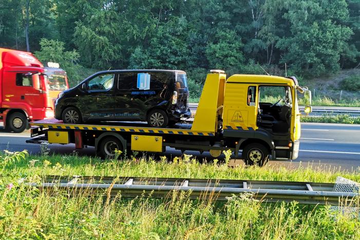 Bestelbus beschadig bij verkeersongeval
