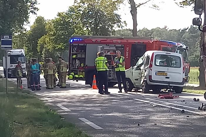 Dode en zwaargewonde bij frontale botsing