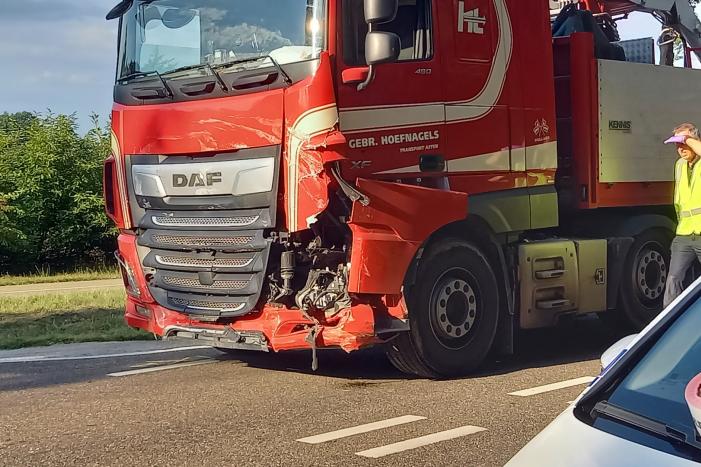 Dode en zwaargewonde bij frontale botsing
