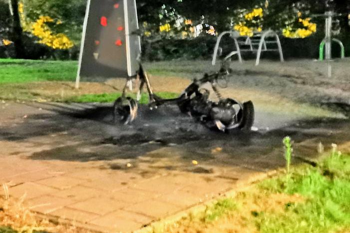 Scooter brandt volledig af
