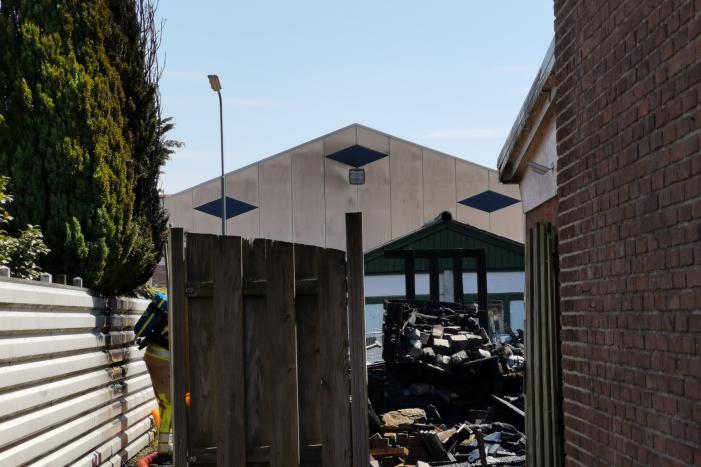 Veel schade na brand in achtertuin