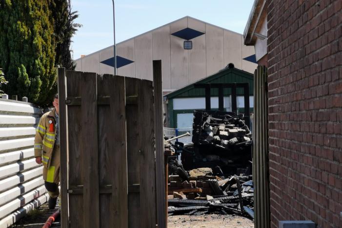 Veel schade na brand in achtertuin