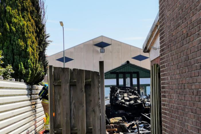 Veel schade na brand in achtertuin