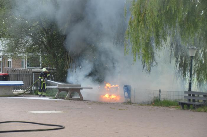 Houten banken vliegen in brand OBS Wiardaschool