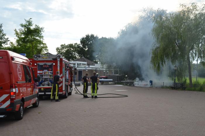 Houten banken vliegen in brand OBS Wiardaschool