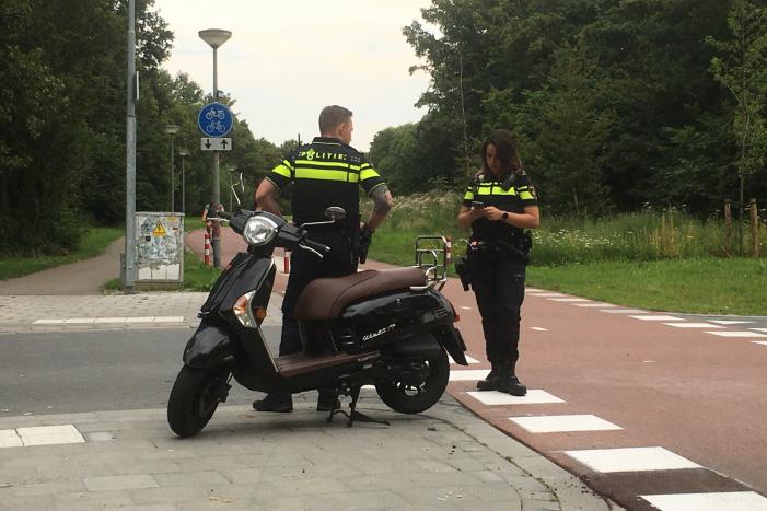 Scooterrijder en auto komen met elkaar in botsing