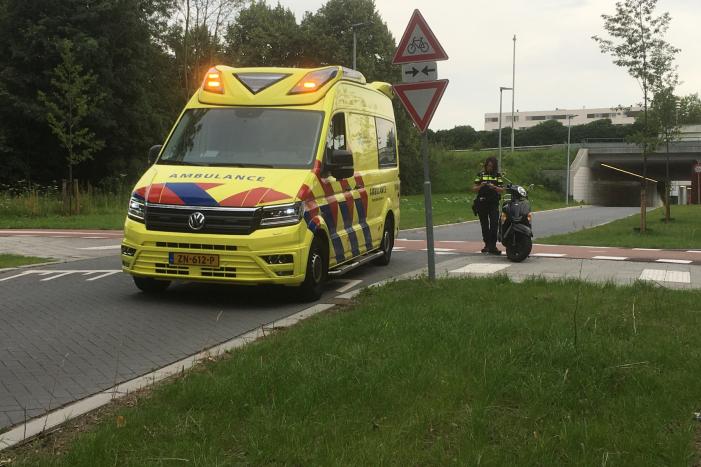 Scooterrijder en auto komen met elkaar in botsing