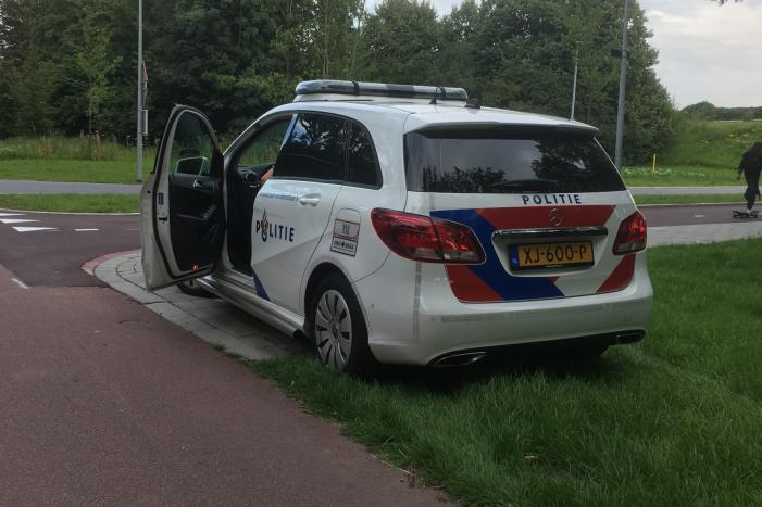 Scooterrijder en auto komen met elkaar in botsing