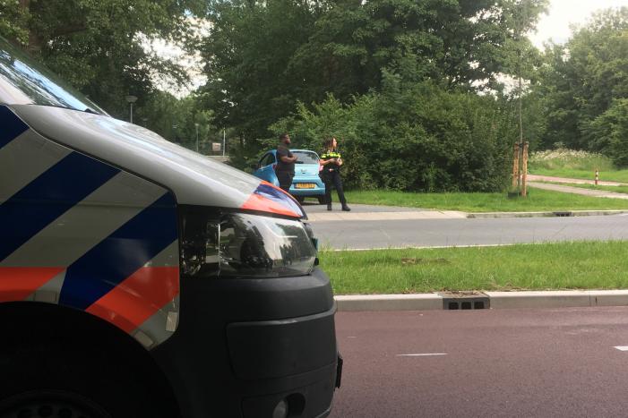 Scooterrijder en auto komen met elkaar in botsing