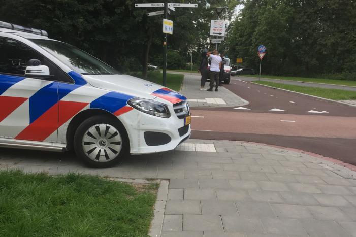 Scooterrijder en auto komen met elkaar in botsing