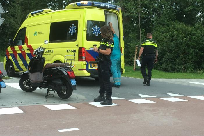 Scooterrijder en auto komen met elkaar in botsing