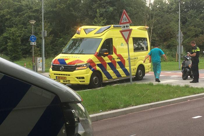 Scooterrijder en auto komen met elkaar in botsing