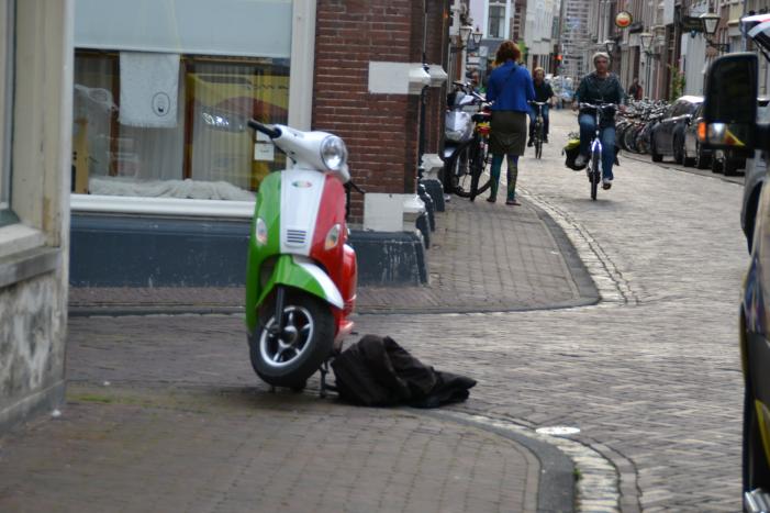 Scooterrijder naar ziekenhuis na harde val