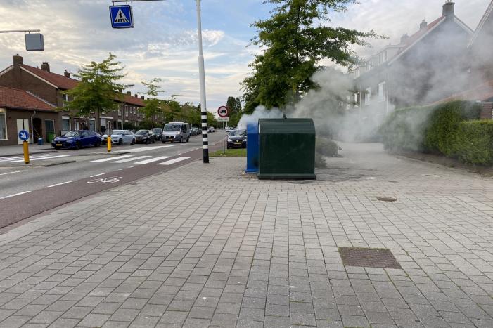 Veel rook bij brand in papiercontainer