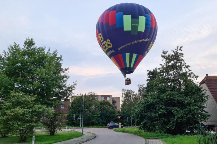 Landing luchtballon trekt veel bekijk