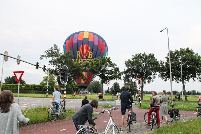 Landing luchtballon trekt veel bekijk
