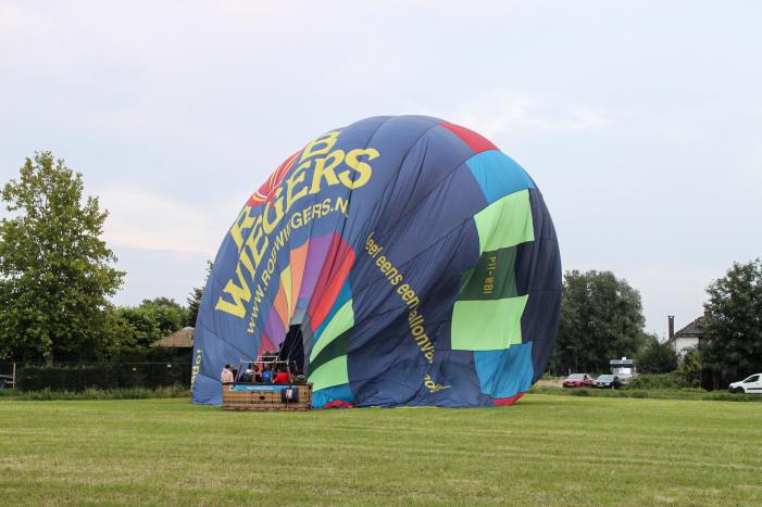 Landing luchtballon trekt veel bekijk