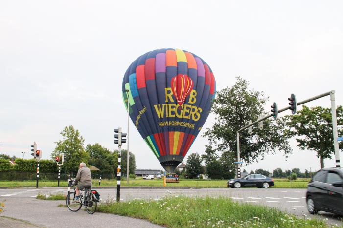 Landing luchtballon trekt veel bekijk