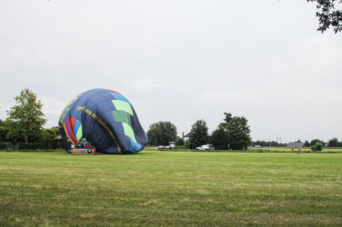 Landing luchtballon trekt veel bekijk