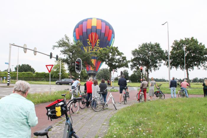 Landing luchtballon trekt veel bekijk