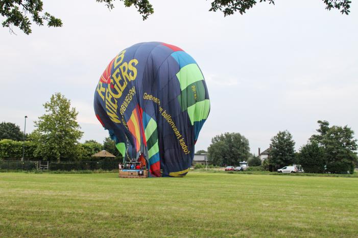 Landing luchtballon trekt veel bekijk