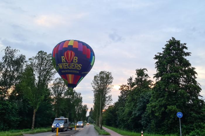Landing luchtballon trekt veel bekijk