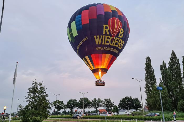 Landing luchtballon trekt veel bekijk