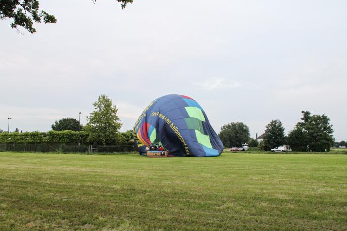 Landing luchtballon trekt veel bekijk