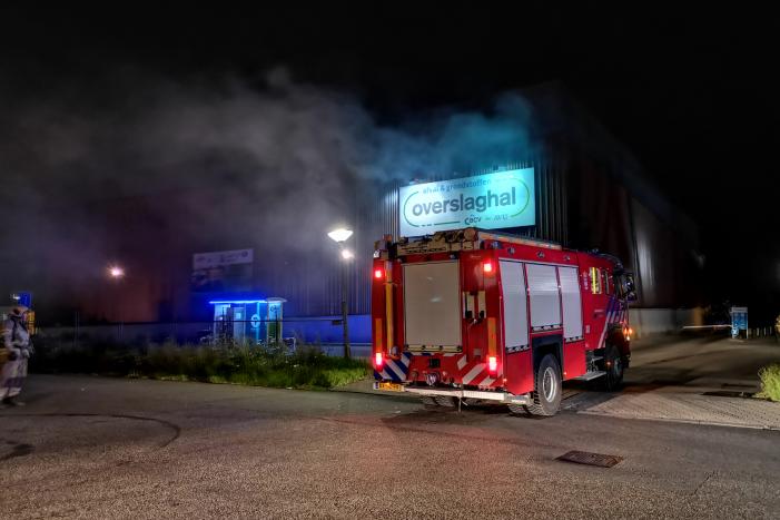Forse brand in overslaghal afvalverwerker