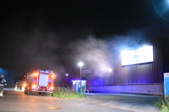 Forse brand in overslaghal afvalverwerker