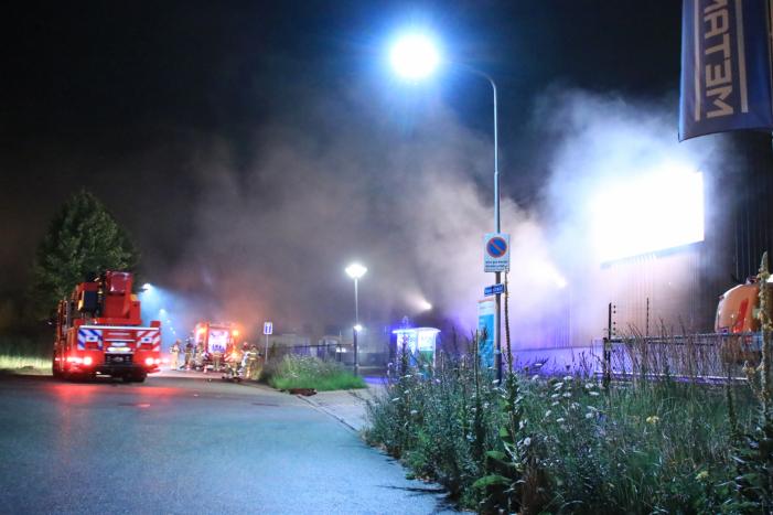 Forse brand in overslaghal afvalverwerker