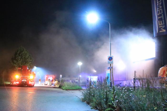 Forse brand in overslaghal afvalverwerker