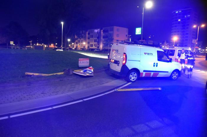 Bestuurder onder invloed morfine crasht op rotonde
