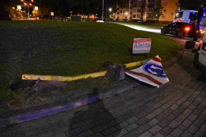 Bestuurder onder invloed morfine crasht op rotonde