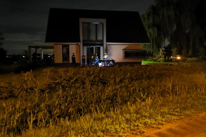 Man gewond na val uit raam