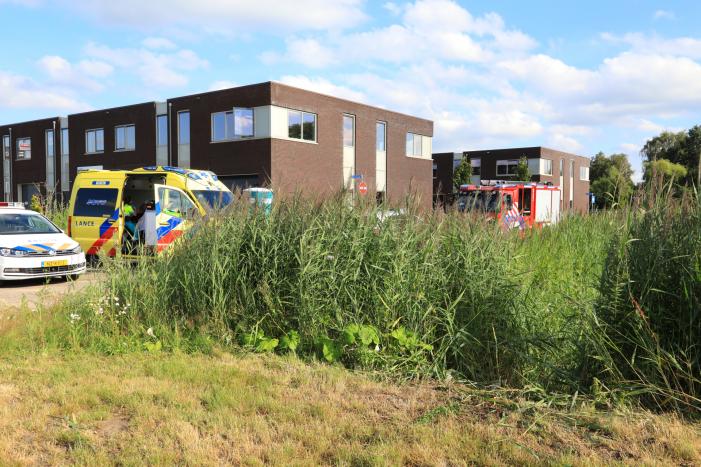 Man op leeftijd valt het water in