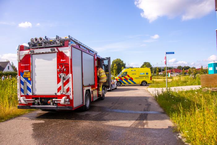 Man op leeftijd valt het water in