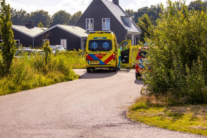 Man op leeftijd valt het water in