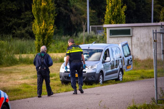 Man op leeftijd valt het water in