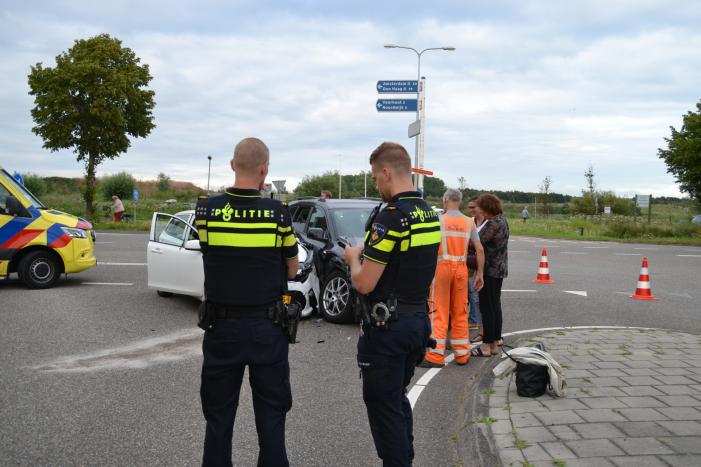 Gewonde na aanrijding tussen twee auto's