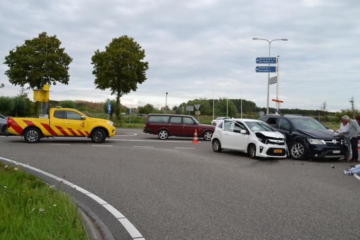 Gewonde na aanrijding tussen twee auto's