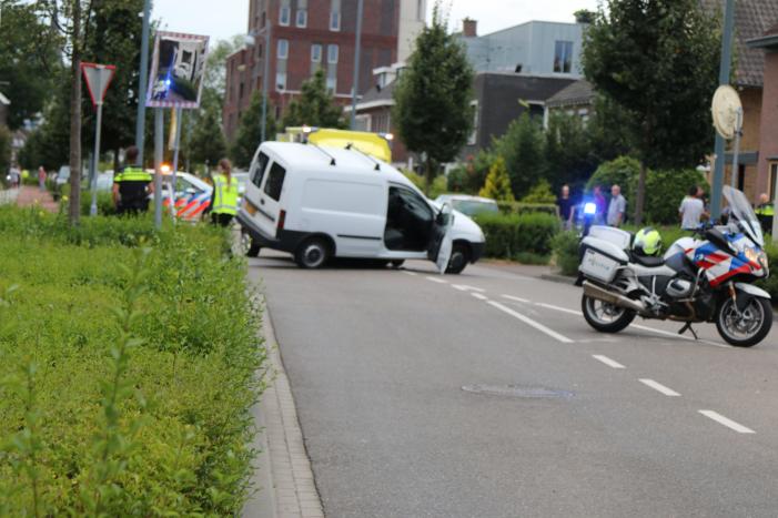 Gewonde bij aanrijding tussen auto en bestelbus