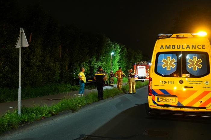 Auto raakt van de weg en belandt in struiken