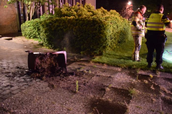 Auto en kliko in brand gestoken